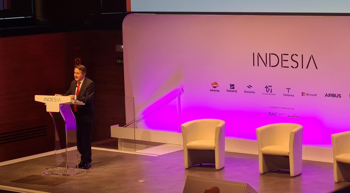 IndesiaOrg's tweet photo. "Tenemos la posibilidad de posicionar a España como referente en la #IndustriaArtificial" - Josu Jon Imaz, CEO de @Repsol, nos da la bienvenida en esta jornada en la que compartiremos información valiosa sobre la #IA y sus aplicaciones. #ForoIndesIA https://t.co/ChzGPD1a6S