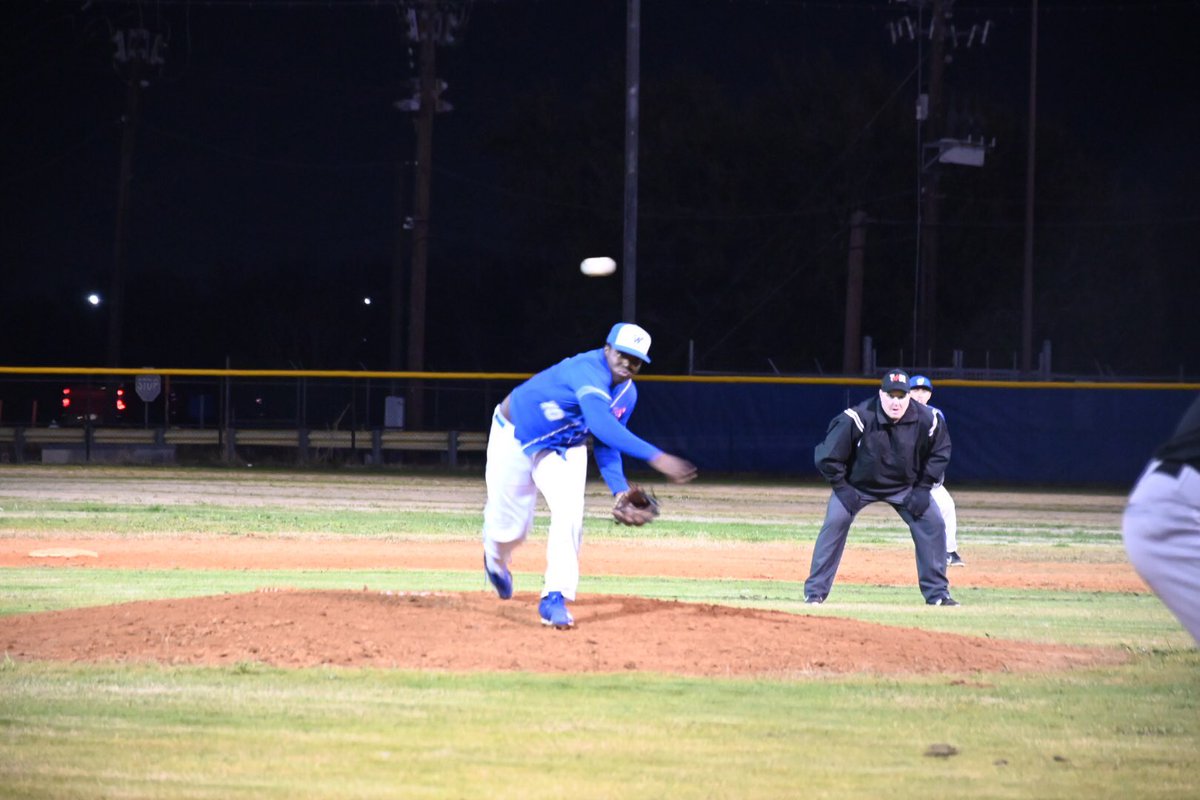 Great first scrimmage of 2022 in the books lots to get better at, can’t wait to get back at it tomorrow #GoHuskies W