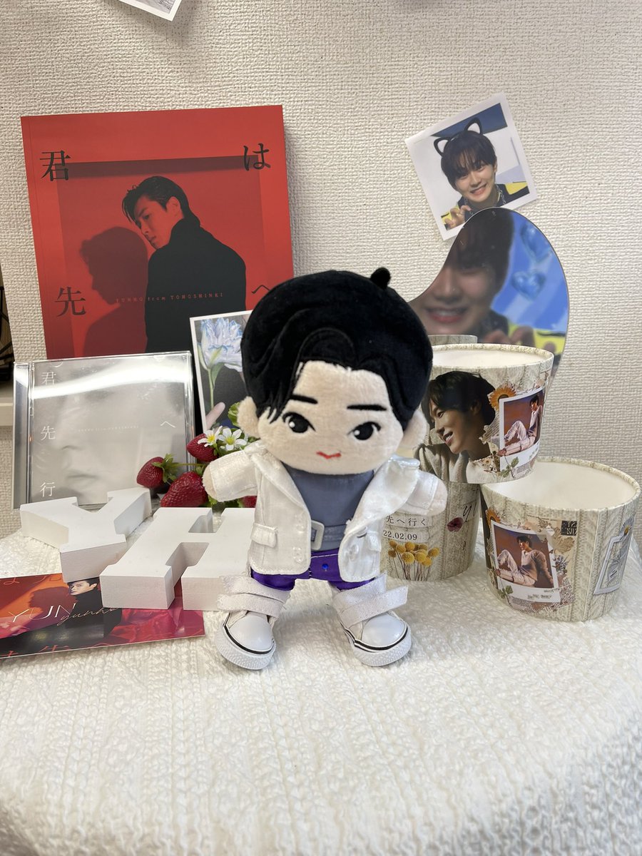 yuritomo616's tweet photo. ユノの素敵なカプホ欲しくて人生で初めて駒込駅下車してお邪魔しました🚃
大きなユノがお出迎えしてくれて、明るい店内に素敵な展示✴️美味しそうなマカロンが並んでました❣️

作っていただいたオリジナルのユノマカロンしばらく飾らせていただきますね😊

#Ing_Cafe 
#happyYUNHOday
#君は先へ行く https://t.co/BDf4pQYIuG