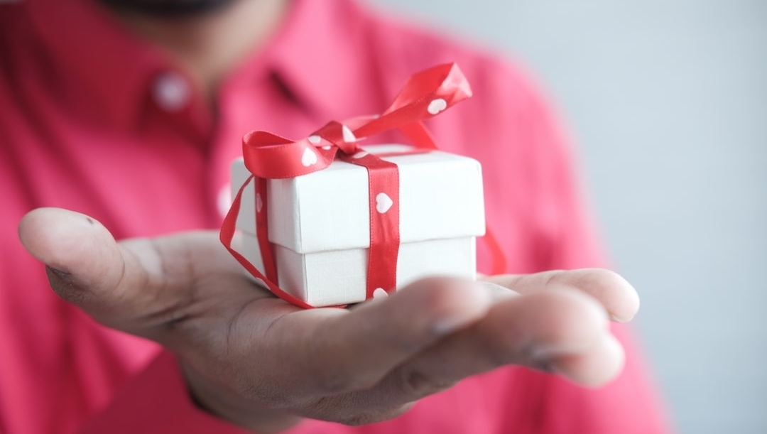 RetroVirtual's tweet photo. How's about a Valentine's gift that won't make your favourite person put on weight? 

Virtual &amp; Retro gift vouchers can be for any amount. And for the non-gamers, we've got some fantastic experiences too!

Come down and pick up a gift voucher, or call us and make a booking today! https://t.co/3gcQze63RR