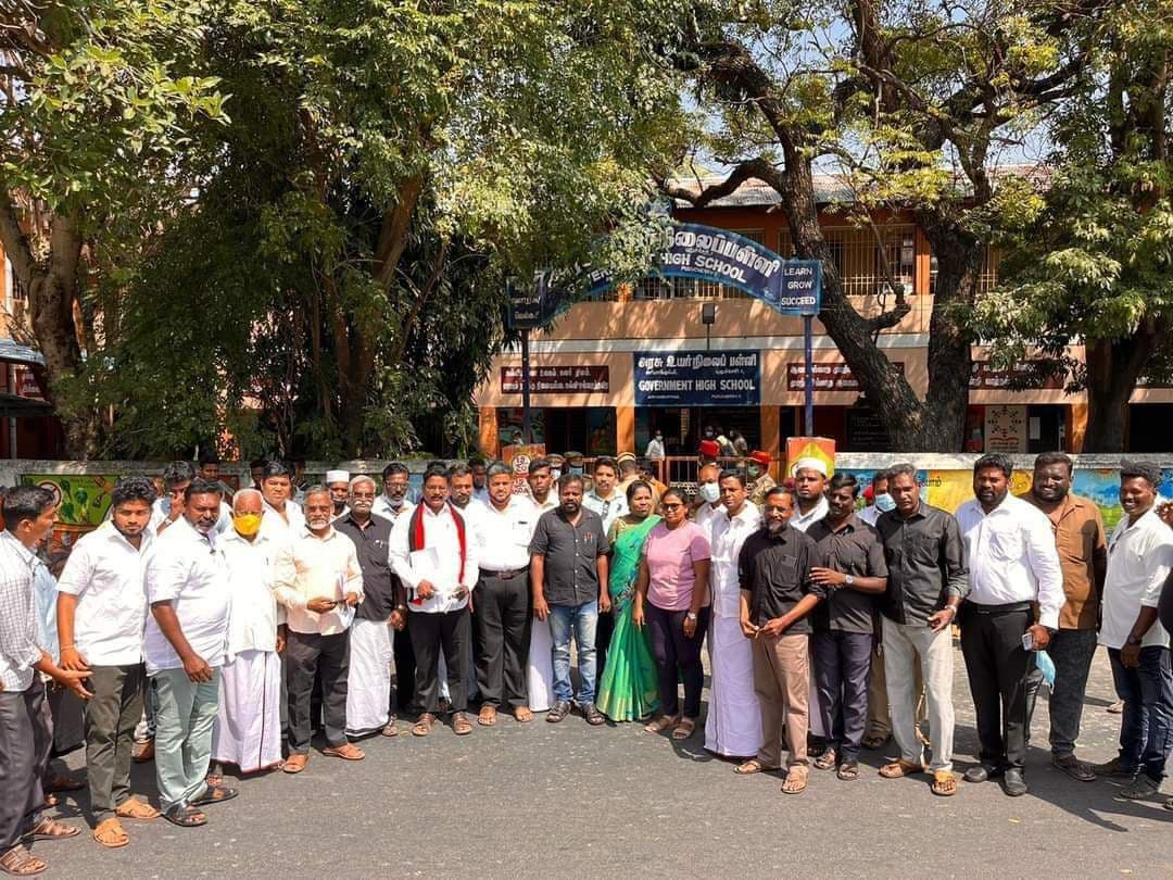 tncpim's tweet photo. புதுச்சேரி மாநில அரசுப் பள்ளிகளில் #RSS நடத்தும் பயிற்சி வகுப்புகளை தடுத்து நிறுத்தவும், அரசுப் பள்ளிகளில் இஸ்லாமிய மாணவிகள் ஹிஜாப் அணிய தடை விதித்ததாக எழும் புகார் தொடர்பாக விசாரணை நடத்தி நடவடிக்கை எடுக்க வலியுறுத்தி CEO மற்றும் கல்வித்துறை இயக்குனருக்கு மனு. #SFI #Puducherry https://t.co/t7FORTef2h