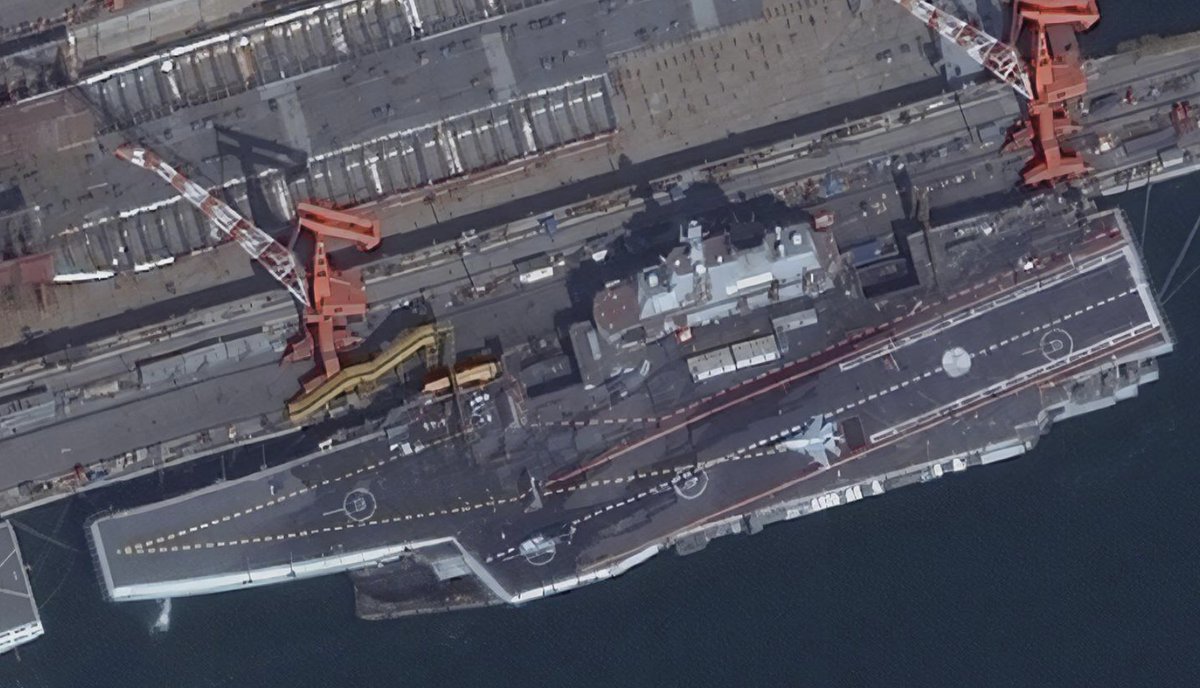 #Liaoning #ChineseAircraftCarrier @ #Dalian
Photo Couple of years old