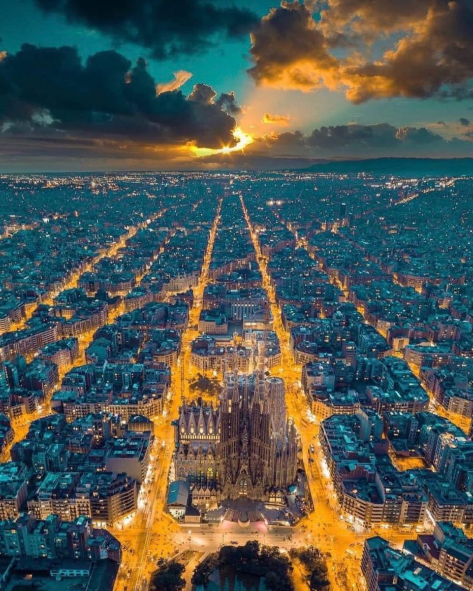 AmazingworldTM's tweet photo. Barcelona at night https://t.co/5FIk5SeRu4