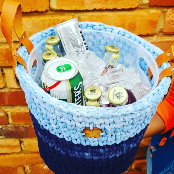 CFabuloussssss's tweet photo. ICEBUCKET PERSONALISED... Chilling with our loved ones never gets this stylish yet convenient! Crocheted cover with vegan leather handles, includes a removable ice bucket.
To put your personal touch to it, place your orders on whatsapp 0658029954 https://t.co/XlhNTm8iJP