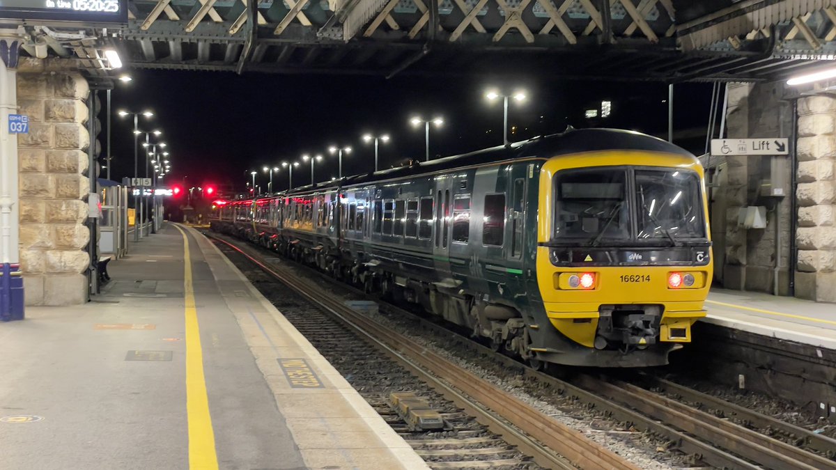 BenBroomfield_'s tweet image. Mornin! 

Fingers crossed we won’t have as many issues as yesterday 🤞

Meanwhile here’s 166214 stabled on Platform 4, ready to commence its duties on local services.

Have a great day!

#DispatchersOfTwitter #turbo #class166 #station #railway #railways #train #trains #rail #gwr