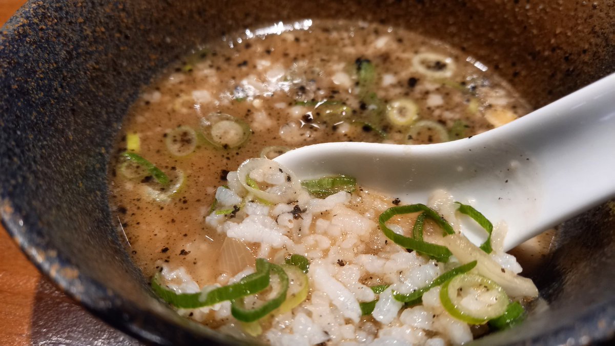 58ken's tweet photo. 麺を食べ終わったら、スープをお粥で割ってくれます https://t.co/zmYX4ZKfMB