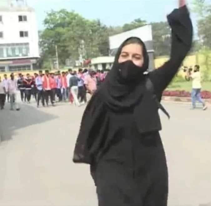 جنگ میں لڑتا ہوا  گلاب  دیکھا  ہے 
لہولہان آنکھوں میں خواب دیکھا ہے 
کہیں گے لوگ یہ فخر سے صدیوں تک
کہ ہم نے نقاب میں انقلاب دیکھا ہے
Respect ❤️