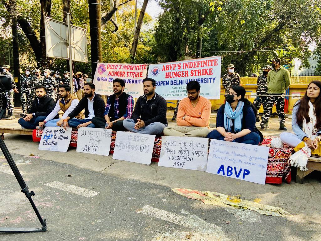 DUSUofficial's tweet photo. Update : 12 PM 

DUSU have started its protest outside DU Academic Council meeting , an ultimatum till 3 PM is given to DU administration. 

#ReopenDU https://t.co/xhfya4psii