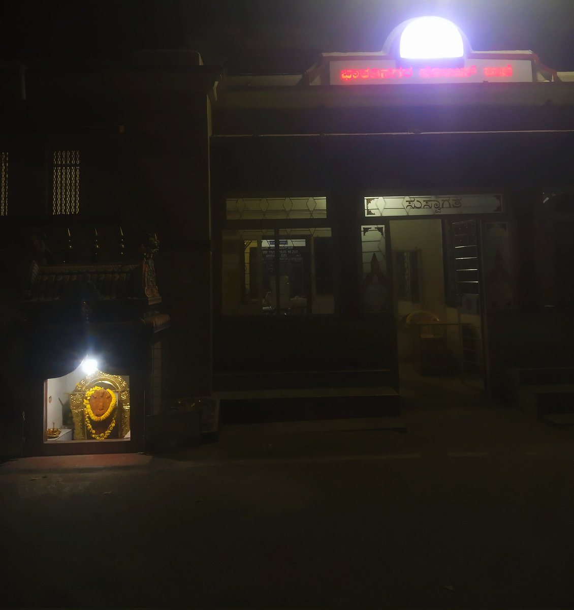 avani_chokshi's tweet photo. 1/5 : To those who speak of uniformity (a thread)

Your uniformity permits police stations in Karnataka to have shrines outside and permits the inspectors inside to bring their religion into the office, as long as it's Hinduism https://t.co/ko8dxtSclZ