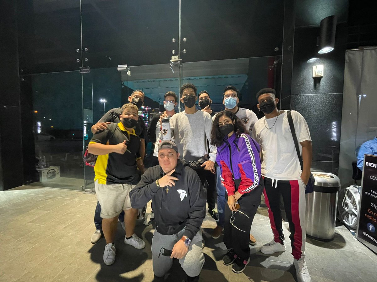 ✌ gracias a todas las personas que nos ven la @LVPCAyCLoL grande el team @GravityElitePa siempre jugando desde la comodidad de <a href="/ElitegamingPA/">Elite Gaming Panama</a> 😎