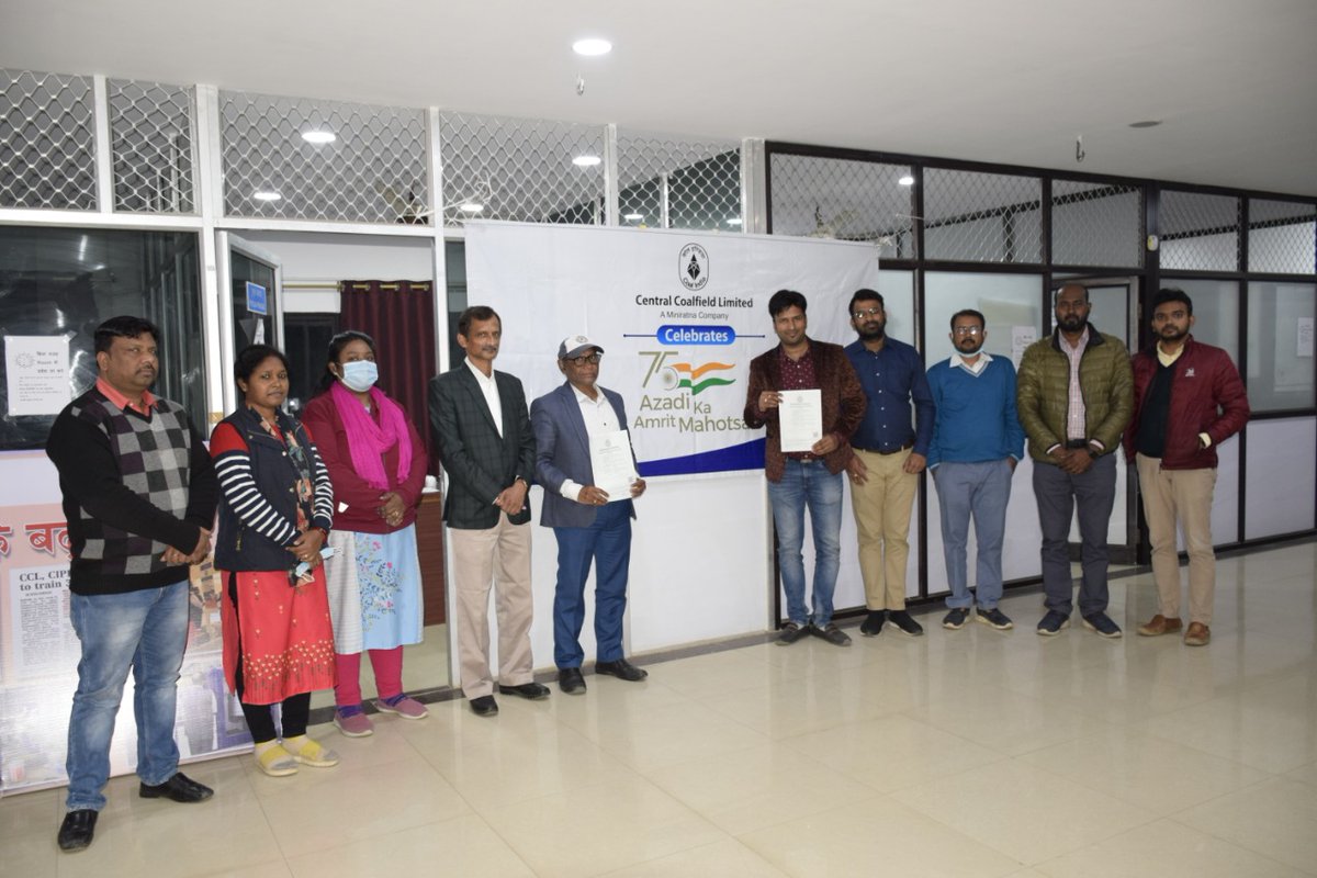 CCLRanchi's tweet photo. #TeamCCL signed #MOU worth ₹ 39 lakhs for Heavy Motor Vehicle (HMV) training of 140 Project Affected People's (PAPs) from command areas. 

Under the #CclCsrInitiative, CCL will bear the cost of fooding, lodging and boarding apart from training and support in obtaining license. https://t.co/2TDjzc7i31