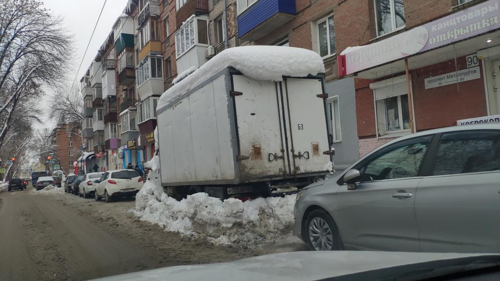 Rudakov_i_a's tweet photo. Однако не все нас услышали... Ещё раз прошу, переставьте машины на расчищенные места. Их достаточно. Подрядчик продолжает работы. https://t.co/sm1McWazbP