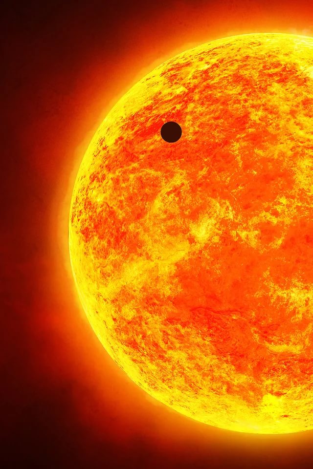 Наше Солнце — звезда средних размеров. Однако даже в ней могло бы поместиться 1 300 000 таких планет, как Земля. Если мы посмотрим на Солнце из космоса, оно будет белым, а не жёлтым, так как жёлтый цвет солнечному цвету придаёт атмосфера Земли.