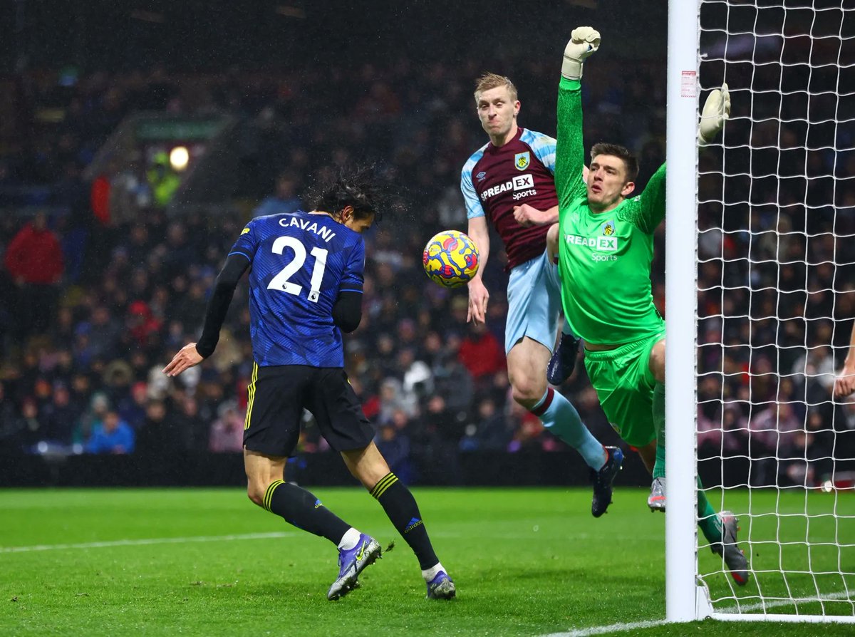 Wetin you think about this Cavani miss? Why e no jump? 😔 
#MUFC #BURMUN