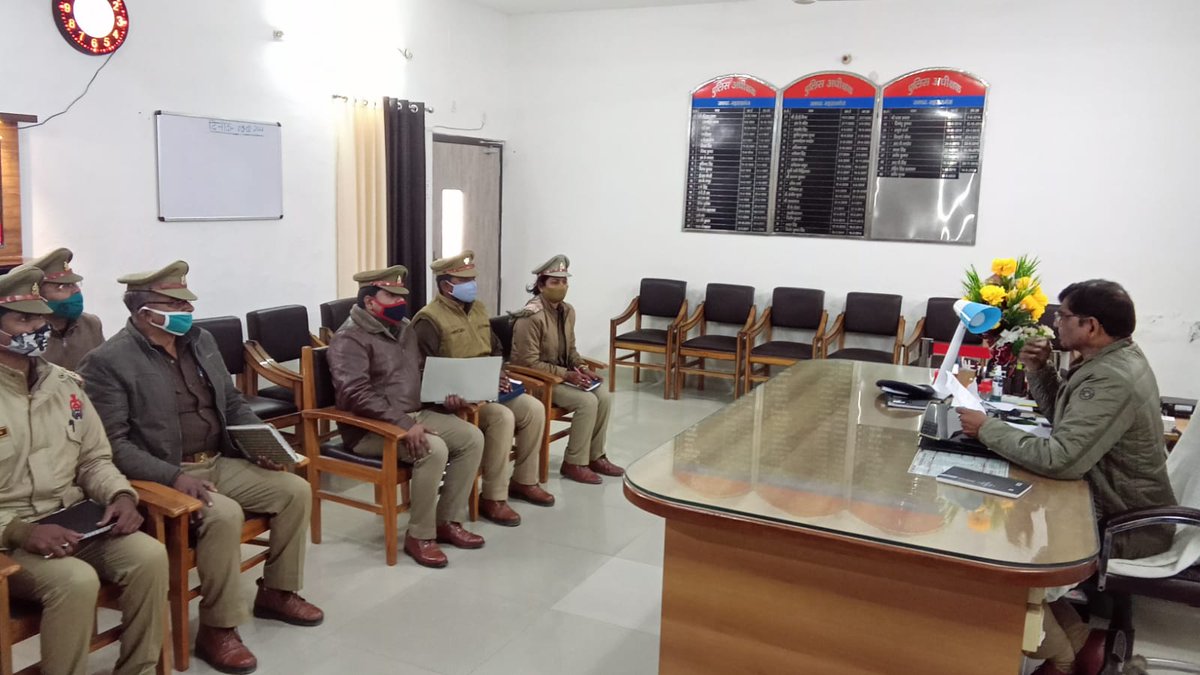 पुलिस अधीक्षक <a href="/maharajganjpol/">MAHARAJGANJ POLICE</a> द्वारा माननीय भारत निर्वाचन आयोग द्वारा नियुक्त प्रेक्षकगणों के साथ लगे हुए लाईजन पुलिस अधिकारियों को ड्यूटी एवं उनके कर्तव्यों को सम्यक रूप से संपादित करने हेतु ब्रीफ किया।