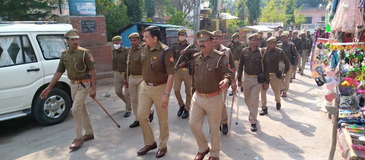 mahobapolice's tweet photo. आगामी #AssemblyElections2022 के दृष्टिगत #ASP_Mba के द्वारा थाना चरखारी क्षेत्र के कस्बों/बाजारों में एरिया डोमिनेशन के तहत फ्लैग मार्च किया गया एवं जनता से निर्भीक होकर निष्पक्ष मतदान करने की अपील की गई।
#UPPolice
#YourVoteMatters
#AgelessDemocracy https://t.co/Bpj17TrIBC
