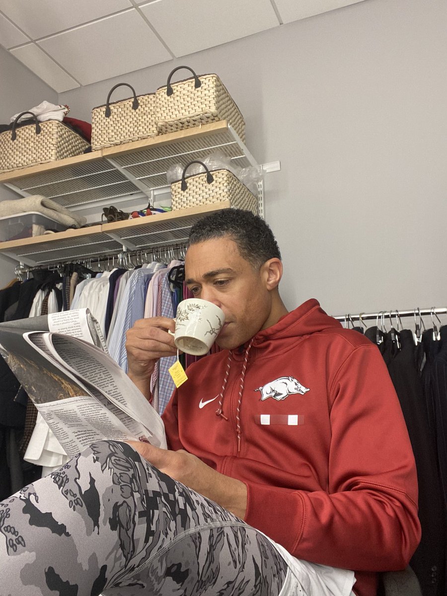 Already dressed for today’s broadcast. #WPS @ABCGMA3 <a href="/RazorbackMBB/">Arkansas Razorbacks Men’s Basketball 🐗</a>