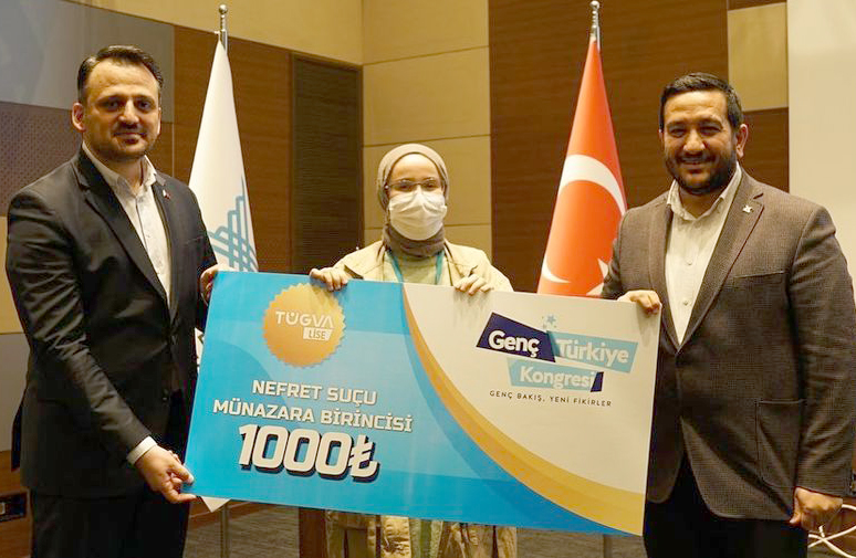 hataykent's tweet photo. TÜGVA PROJESİNDE HATAY BİRİNCİ OLDU

Türkiye Gençlik Vakfı (TÜGVA) tarafından gençleri toplumun önemli meseleleri ve çözüm bekleyen sorunlarımız üzerine düşündürmeyi hedefleyen  Genç Türkiye Kongresi projesi kapsamında Hataylı Betül Bayraktar “Nefret Suçu”projesi ile 1’inci oldu. https://t.co/Ck5CvZmaYw