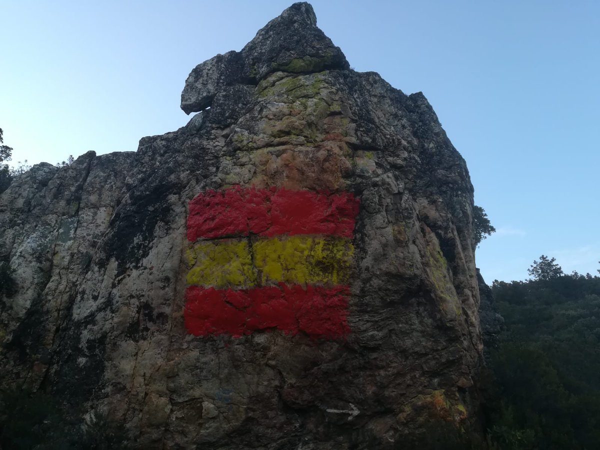 Saltalomas's tweet image. Algún patriota de pacotilla, demostrando su alto grado de ignorancia y catetismo que caracteriza al facherio patrio, ha pintado una bandera de España en el Peñón del Muerto en Solana del Pino, destrozando unas pinturas rupestres de 6000 años de antigüedad, malditos sean.