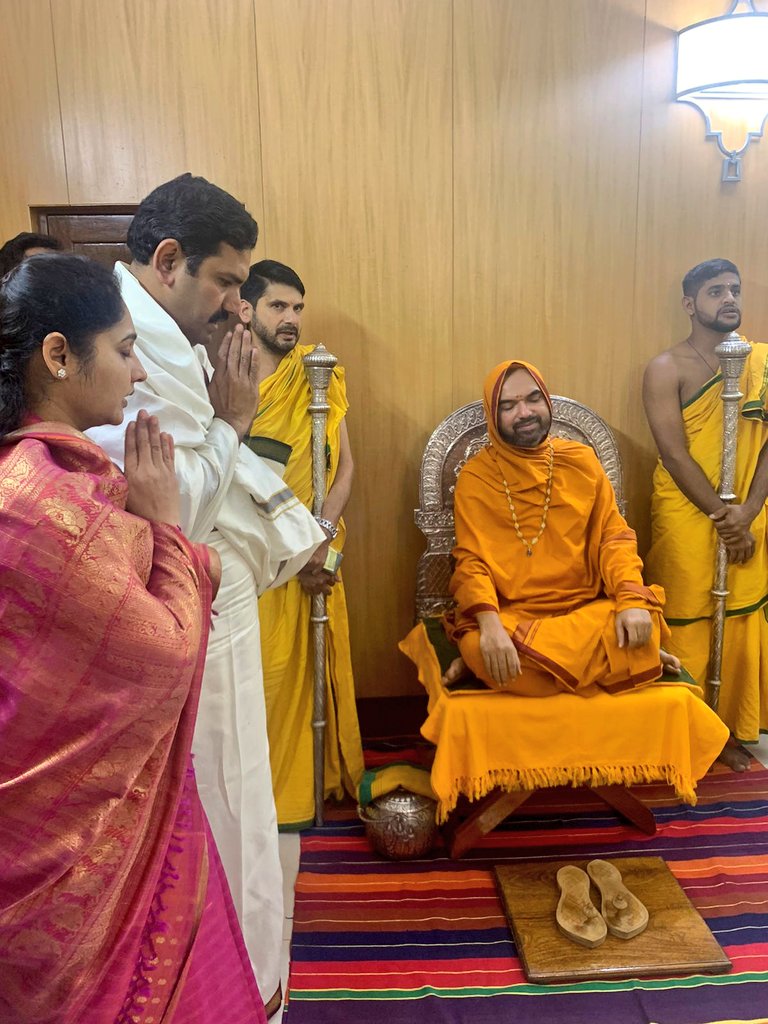 ShankaraPeetha's tweet image. ರಾಜ್ಯದ ಮಾಜಿ ಮುಖ್ಯಮಂತ್ರಿಗಳು ಹಾಗೂ ಶ್ರೀಮಠದ ಅಭಿಮಾನಿಗಳೂ ಆದ ಶ್ರೀ ಯಡಿಯೂರಪ್ಪನವರ ನಿವಾಸಕ್ಕೆ ಚಿತ್ತೈಸಿ; ಪಾದಪೂಜೆಯನ್ನು ಸ್ವೀಕರಿಸಿ ಆಶೀರ್ವದಿಸಿದ ಶ್ರೀಸಂಸ್ಥಾನದವರು..