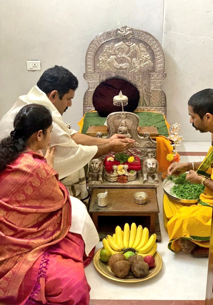 ShankaraPeetha's tweet image. ರಾಜ್ಯದ ಮಾಜಿ ಮುಖ್ಯಮಂತ್ರಿಗಳು ಹಾಗೂ ಶ್ರೀಮಠದ ಅಭಿಮಾನಿಗಳೂ ಆದ ಶ್ರೀ ಯಡಿಯೂರಪ್ಪನವರ ನಿವಾಸಕ್ಕೆ ಚಿತ್ತೈಸಿ; ಪಾದಪೂಜೆಯನ್ನು ಸ್ವೀಕರಿಸಿ ಆಶೀರ್ವದಿಸಿದ ಶ್ರೀಸಂಸ್ಥಾನದವರು..