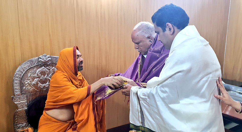 ShankaraPeetha's tweet image. ರಾಜ್ಯದ ಮಾಜಿ ಮುಖ್ಯಮಂತ್ರಿಗಳು ಹಾಗೂ ಶ್ರೀಮಠದ ಅಭಿಮಾನಿಗಳೂ ಆದ ಶ್ರೀ ಯಡಿಯೂರಪ್ಪನವರ ನಿವಾಸಕ್ಕೆ ಚಿತ್ತೈಸಿ; ಪಾದಪೂಜೆಯನ್ನು ಸ್ವೀಕರಿಸಿ ಆಶೀರ್ವದಿಸಿದ ಶ್ರೀಸಂಸ್ಥಾನದವರು..