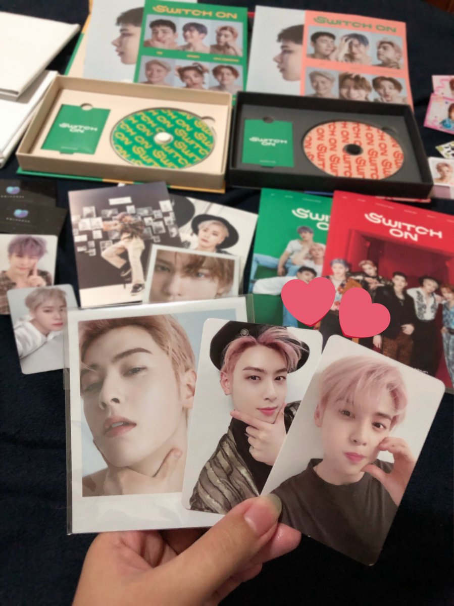 GreatGuyChaCha's tweet photo. Y’all my bias came thrice on my first Astro album purchase🥺💜💜💜
I literally jumped at the glimpse of Eunwoo’s pink hair😭#아스트로 #ASTRO #CHAEUNWOO 
Thank you sm @astro_merch_ muwah~ https://t.co/YNss4aUcNL