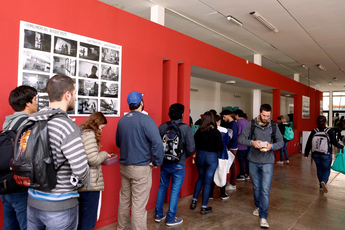 #BuenMiercoles Hoy comienza la venta de tickets en el #ComedorUniversitario #UNLP  #Vuelve 💪😃🥘🍗🍎 Los almuerzos serán con esquema de viandas para llevar