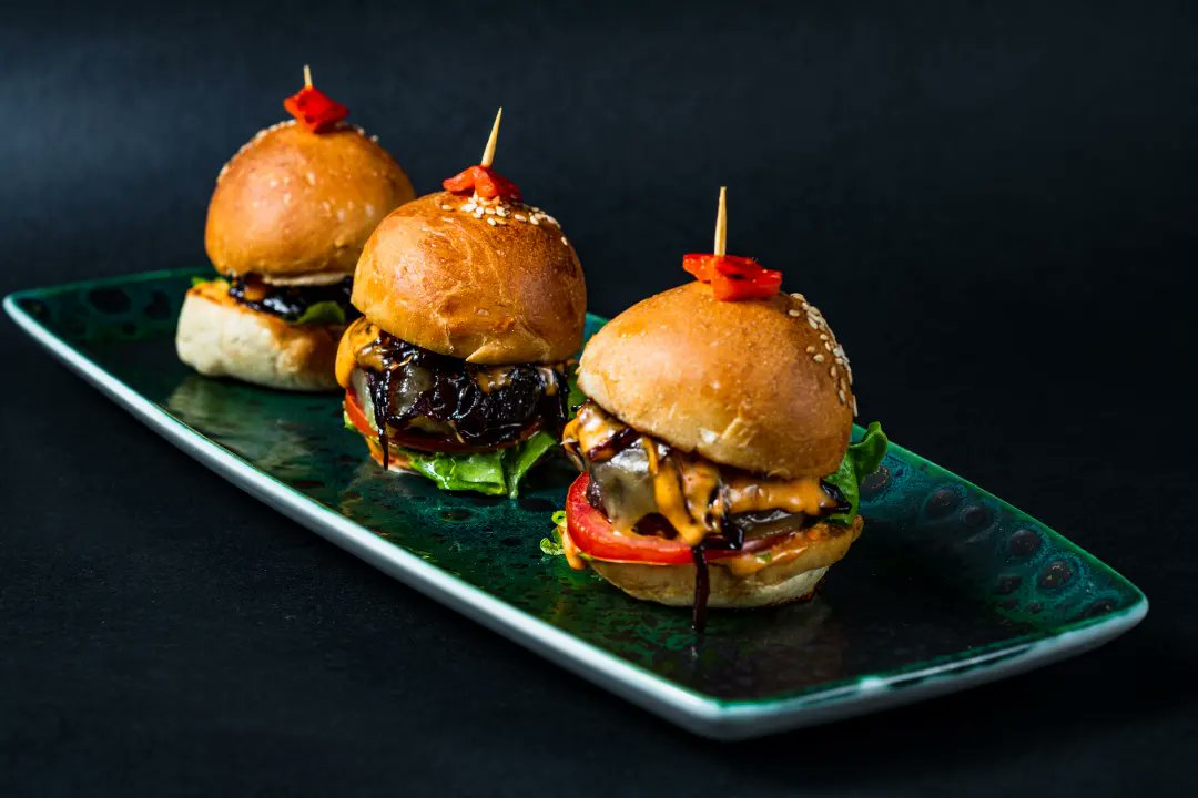 SamakiSamaki_Ke's tweet photo. Bite into TENDER JUICY GOODNESS with our delicious Beef sliders #samakisamakikenya #seafood #jazzmusic #beefsliders https://t.co/fKaSydSvjy
