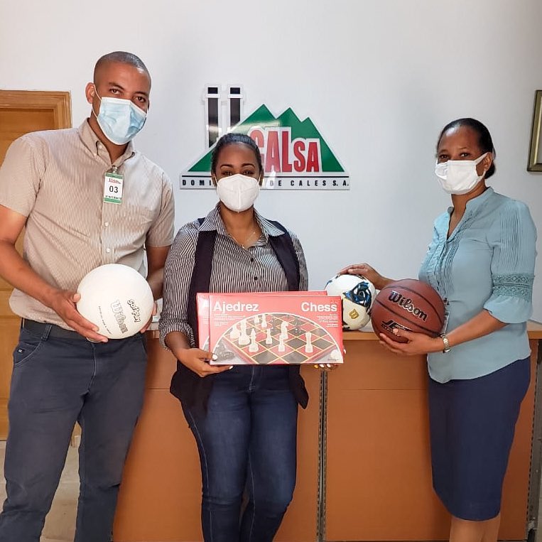 DocalsaRD's tweet photo. Continuando nuestro apoyo a la comunidad y al deporte, entregamos artículos recreativos al Liceo El Pomier para ser utilizados por los estudiantes como parte de sus actividades físicas escolares. https://t.co/w6FRcRTb4c
