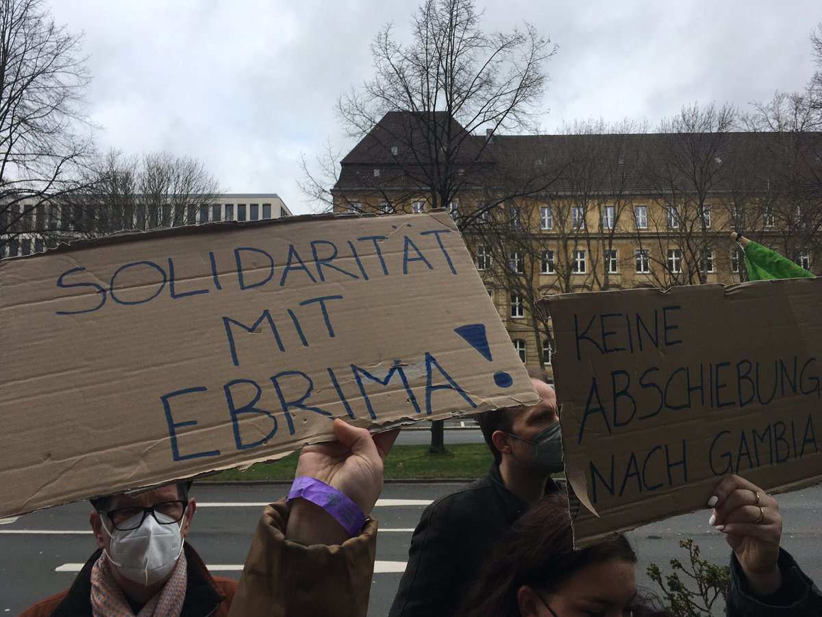 w2wtal's tweet photo. Gerade diskutiert Herr Lemmer, Leiter der #Wuppertal er Ausländerbehörde, mit gut hundert aufgebrachten DemonstrantInnen die den Stopp der #Abschiebung von #Ebrima fordern. https://t.co/76FodJpBMG