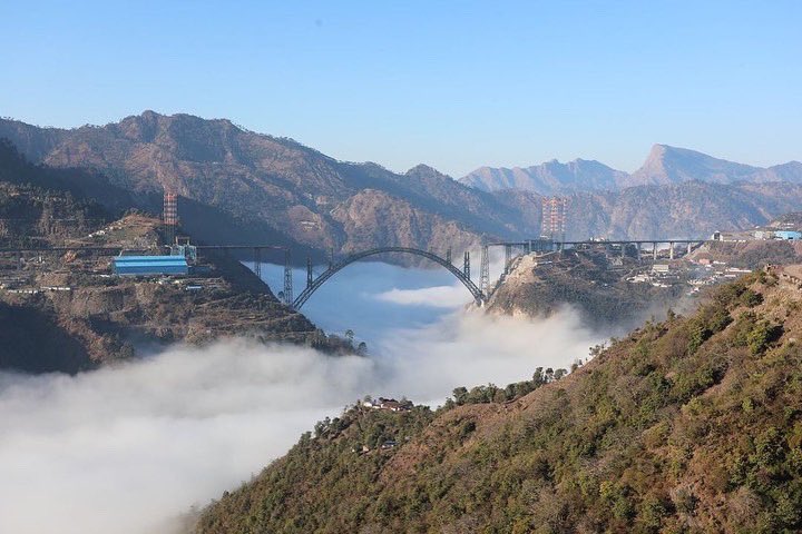 #Repost @railminindia 

बादलों के बीच अद्भुत इंजीनियरिंग का नमूना पेश करता चिनाब रेल पुल।

जम्मू-कश्मीर के रियासी जिले में चिनाब नदी पर बन रहे 359 मीटर ऊंचे चिनाब पुल का एक शानदार दृश्य।

#DekhoApnaDesh