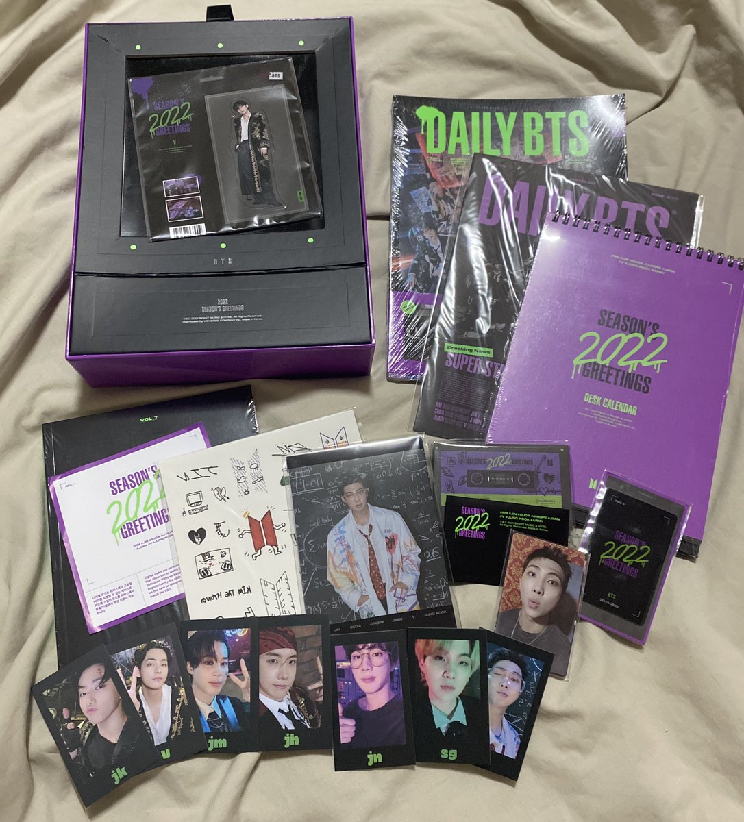 sjdc0827's tweet photo. super thank you, baby, for the surprise 🥰
ako na happy army today 💜 i love you so much 😘 @YouWhipped 

thank you as well @poppeshop ♥️ kudos bc it’s well packaged and the freebies are 🔥 💯 https://t.co/V7xCFBJzZX