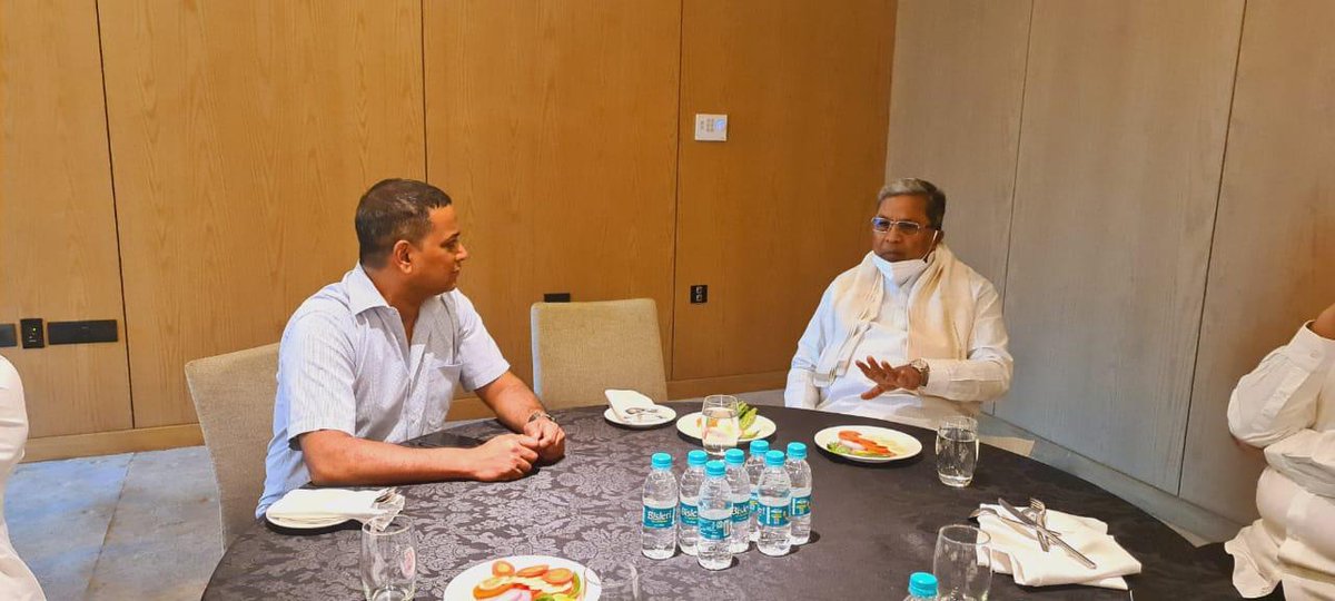 A small break and a great discussion during #GoaElections2022 campaign today with Former Karnataka CM Shri @siddaramaiah . Only couple of days left for the elections and we are ahead of any other party. #CongressAhead