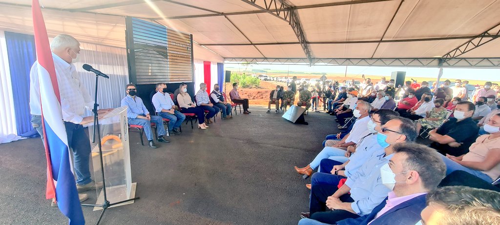 DiffusionOn's tweet photo. El Jefe de Estado, @MaritoAbdo participa de la inauguración de la pavimentación asfáltica del
Tramo Santa Fe del Paraná - Pikyry, construida por el Gobierno Nacional, a través del @mopcparaguay
#JornadaDeGobierno #AltoParaná https://t.co/T63Y0UEggj