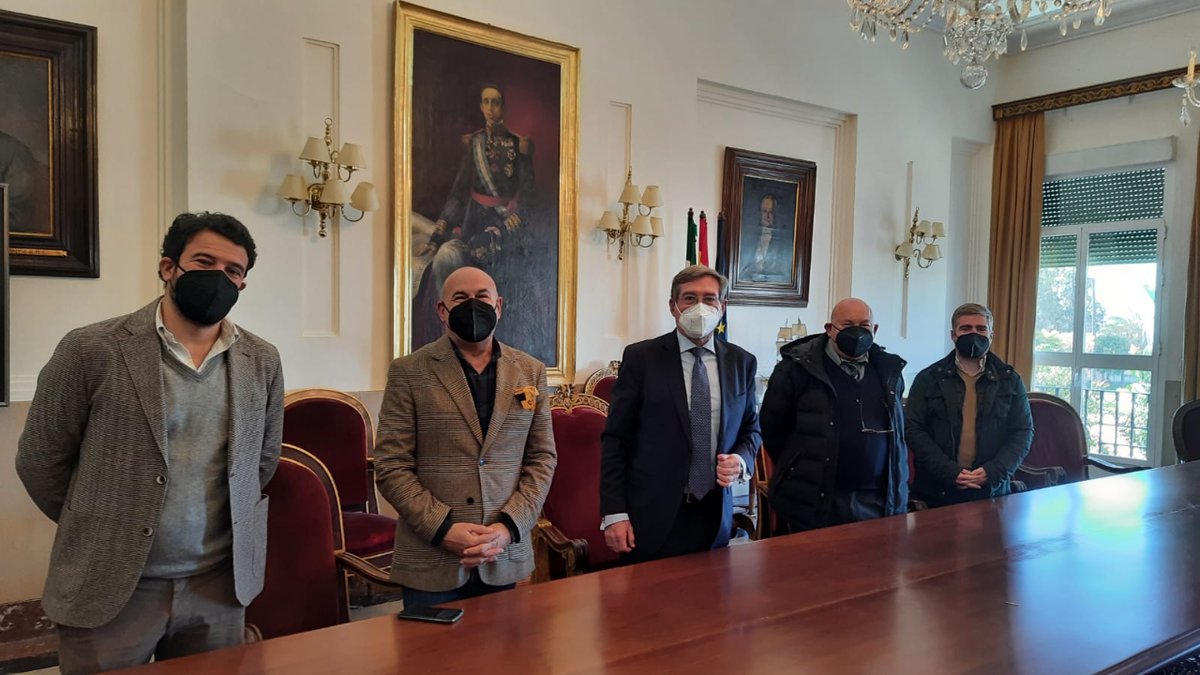 Tremendamente positiva la reunión mantenida con Rafael Carmona, Presidente de <a href="/PuertoDeSevilla/">Puerto de Sevilla</a> en la que hemos alcanzado un acuerdo de colaboración que creemos será muy beneficioso para el desarrollo y la visibilidad del #ArteSacro y de la ciudad de #Sevilla
#PuertoSevillaHOY