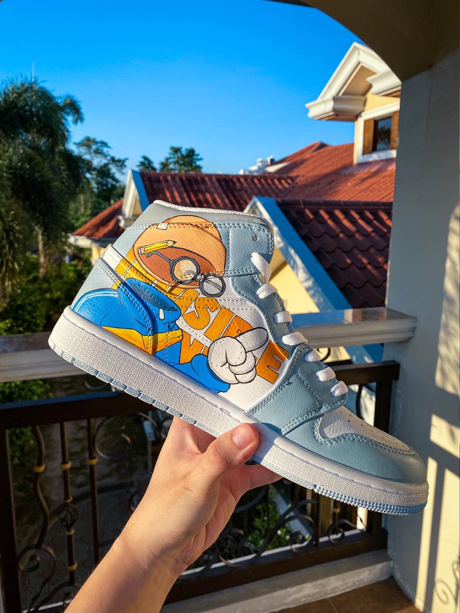 Mamsir_'s tweet photo. Was kinda bummed to see that the merch pack didn't come with any sneakers. So... I decided to make 'em myself.🔥

Who says you need a million dollar sneaker deal when you've got a kickass fanbase?
#InvisibleFriends 
@InvsbleFriends @nelsg_ @coinbilly @nguyenhut_art @MotionMarkus https://t.co/zS4C7QsiDm