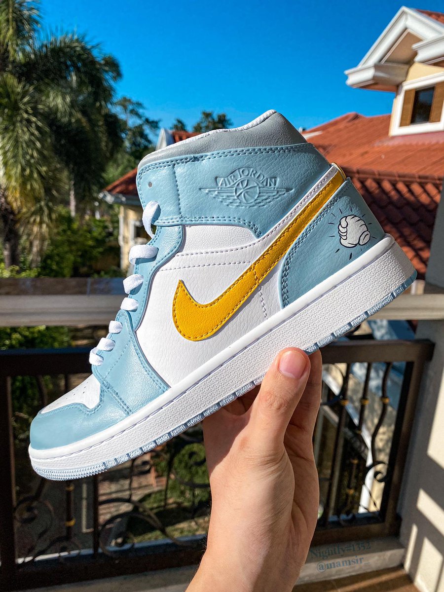 Mamsir_'s tweet photo. Was kinda bummed to see that the merch pack didn't come with any sneakers. So... I decided to make 'em myself.🔥

Who says you need a million dollar sneaker deal when you've got a kickass fanbase?
#InvisibleFriends 
@InvsbleFriends @nelsg_ @coinbilly @nguyenhut_art @MotionMarkus https://t.co/zS4C7QsiDm