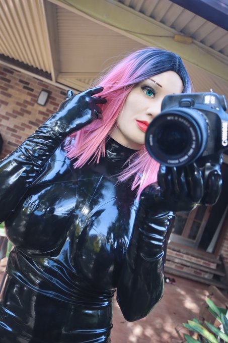 Don&rsquo;t look here, look at me 💋 https://t.co/0lcTtUpa6n<a href="/tag/rubberdoll"class="tags"><span>#rubberdoll</span></a><a href="/tag/latexdick"class="tags"><span>#latexdick</span></a>