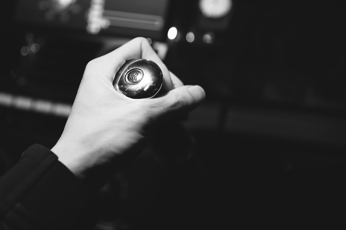 金钱不能买来快乐，这是肯定的事情，但是有钱总比没钱好，坐在劳斯莱斯车里哭，总好过坐在马自达上笑。