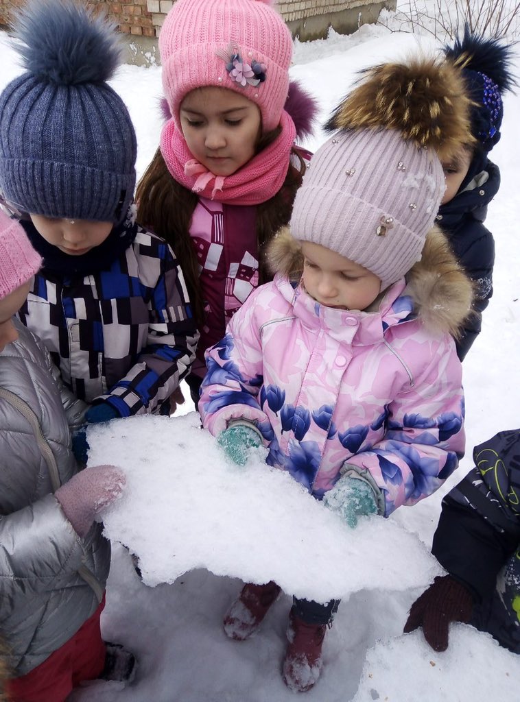 Сегодня воспитатели #sad13otr с детьми наблюдали и совершенствовали знания об изменениях, происходящих со снегом в конце зимы. Ребята рассматривали твёрдую корочку на снегу, которая называется - наст. А ещё играли в подвижные игры.
