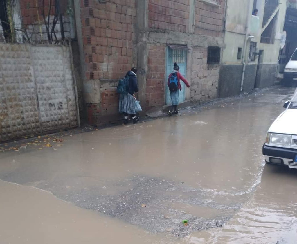 CHP'li Mersin Büyükşehir B. Başkanı Vahap Seçer en çok oy aldığı mahallenin yollarının rezilliğine bakın 3 yıldan beridir bu çocuklar köstebek yuvası olmuş neredeyse göle dönmüş yolları kullanıp okullarına ulaşmaya çalışıyor bu çocuklara yazık değil mi? Bu mu belediye Anlayışınız