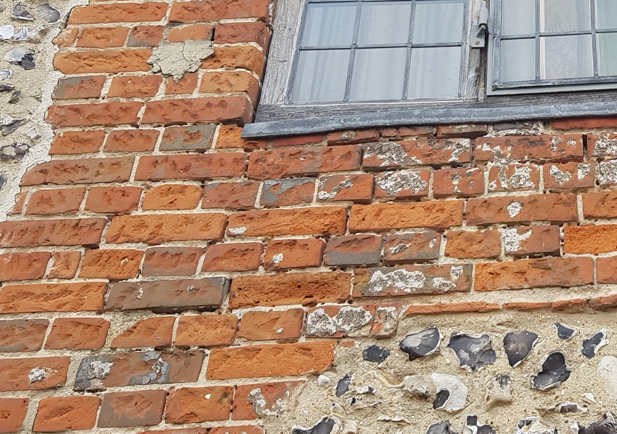 KingJohnsHouse's tweet photo. In today's #AtoZofKJH we're going #BackToBrick. E is for English Bond. These alternating courses of headers and stretchers can be seen around the windows on the upper floor of the House. More #History, more #Heritage, @moreTestValley @VisitTestValley @Visit_Romsey https://t.co/EHWjVJu5Px