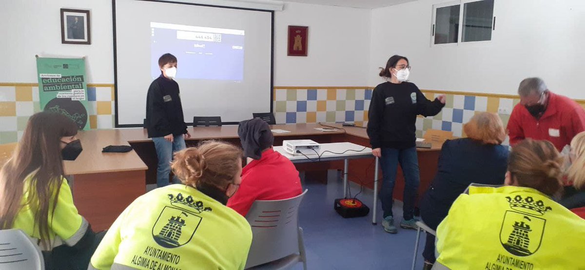ElMillorResidu's tweet image. 🚜La setmana passada vam estar al costat del personal dels programes #EMERGE, #EMDONA, #EMPUJU i #EMCORP 2021 en #Pavias i #AlgimiaDeAlmonacid. 
🛠️Busquem juntes eines per a cuidar el nostre entorn i lluitar contra el Littering
🙏Gràcies per la vostra labor‼️