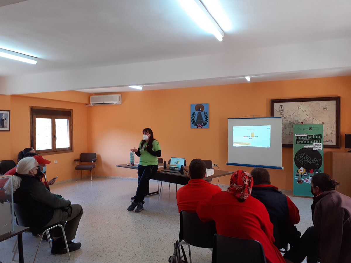 ElMillorResidu's tweet image. 🚜La setmana passada vam estar al costat del personal dels programes #EMERGE, #EMDONA, #EMPUJU i #EMCORP 2021 en #Pavias i #AlgimiaDeAlmonacid. 
🛠️Busquem juntes eines per a cuidar el nostre entorn i lluitar contra el Littering
🙏Gràcies per la vostra labor‼️