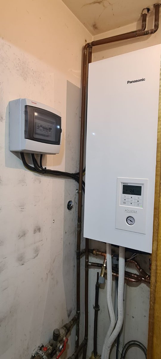 atexe_fr's tweet photo. 🏡🔆#renovationglobale Installation d’une pompe à chaleur air/eau @panasonic_france avec un chauffe-eau solaire #alliantz #chauffage #eauchaudesanitaire #pompeachaleur #chauffeeausolaire #rénovationénergétique #occitanie #aude #gard #montpellier #anah #maprimerénov #panasonic https://t.co/GjIedlLUU4