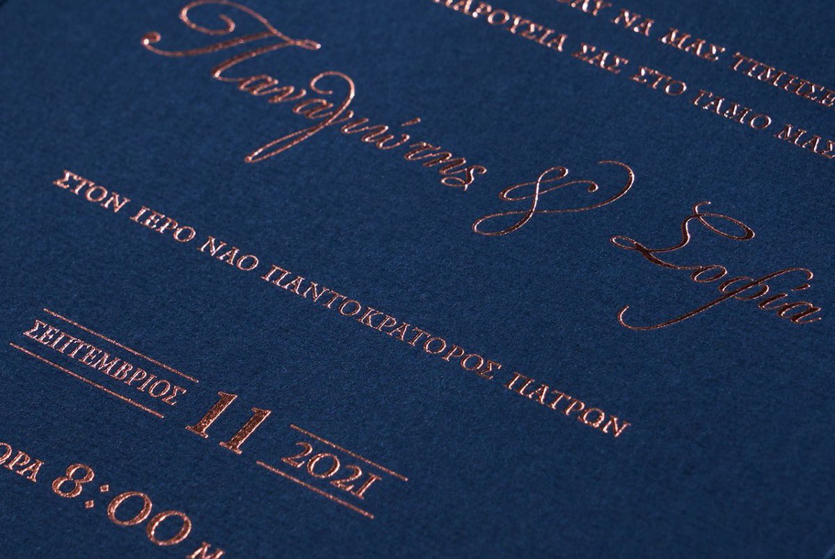 kavalieros_gr's tweet photo. ‘’ROYAL BLUE’’  Mοντέρνο, εκπληκτικό τρίπτυχο φάκελο - Pocketfold - σε χαρτί cotton navy blue 350gr με ιδιαίτερο κλείσιμο. Εκτύπωση μονογραμμάτων και κειμένου σε Rose Gold χρυσοτυπία. Ασορτί κουτί μπομπονιέρα.

#wedding #προσκλητηρια https://t.co/njVI4ffD32