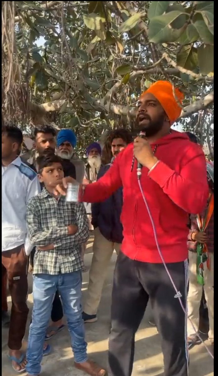 ETTTETPASS_PB's tweet photo. #bhaana_sidhuz
#support_bhaana_sidhuz

ਅੱਜ ਪੰਜਾਬ ਦੇ ਮੁੱਦੇ ਚੁੱਕਣ ਤੇ @bhaana_sidhuz ਵੀਰ ਨੂੰ ਲੀਡਰਾ ਦੇ ਚਮਚੇ 
ਦਬਾਉਣ ਦੀ ਕੋਸ਼ਿਸ਼ ਕਰ ਰਹੇ ਨੇ https://t.co/AkCPKAbftp