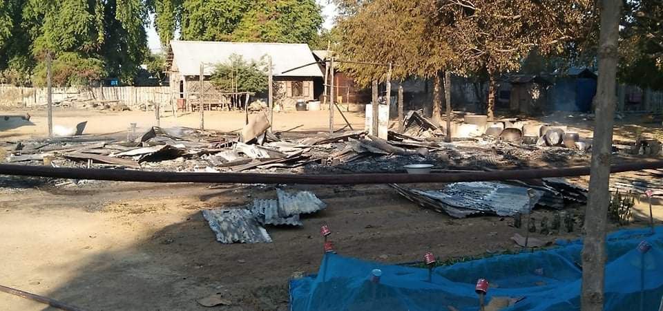 august_hmue's tweet photo. Warning // Houses destroyed by fire 🔴  In Sagaing's Shwebo Tsp, Seikkhon Vlg: #MyanmarMilitaryTerrorists set on fire 5 houses at around 10 PM last night.  #2022Feb9Coup #CrimesAgainstHumanity #WhatsHappeningInMyanmar https://t.co/wOvJLWxON6