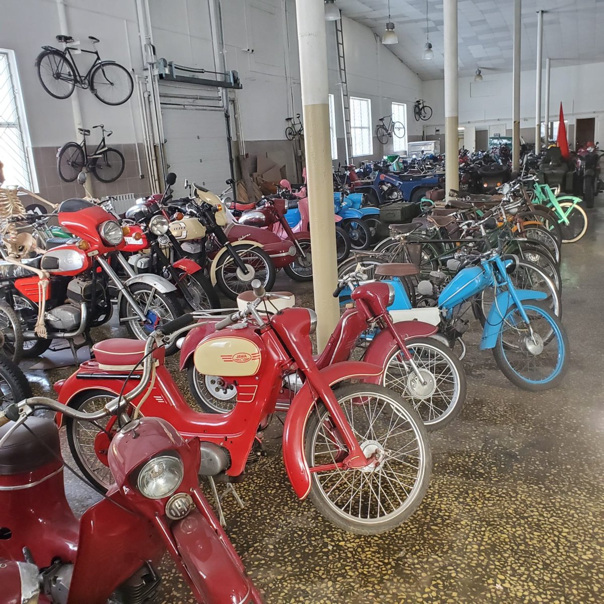 Permactive's tweet image. Пермские коллекционеры сумели собрать больше двух сотен экземпляров мотоциклов, мотороллеров, мопедов, которые выпускали в СССР. Свою коллекцию они хотят показывать горожанам и туристам. Но пока для этого нет подходящего помещения.